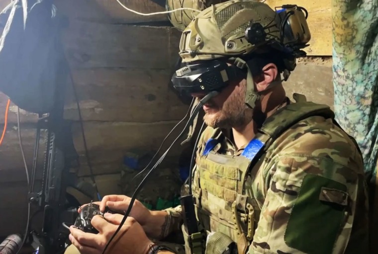 Dmytro Melnyk opera un dron de combate desde un lugar no revelado en la línea del frente, junio de 2024.