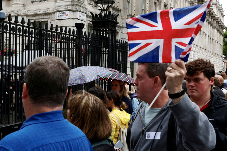 Turistas passam por Downing Street