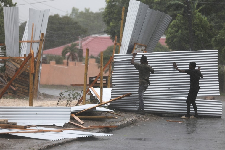 کیٹیگری 4 طوفان بیرل نے کئی جزیروں کے ممالک میں بڑے پیمانے پر نقصان پہنچایا ہے کیونکہ یہ کیریبین کو عبور کر رہا ہے۔ 