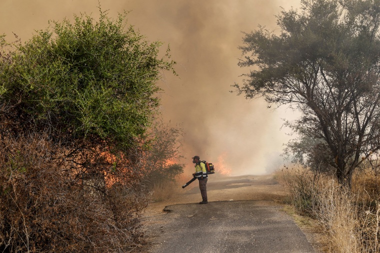 O Hezbollah do Líbano disse ter lançado mais de 200 foguetes e drones explosivos contra posições militares israelenses em 4 de julho, enquanto as tensões aumentavam em meio à guerra de quase nove meses que assola Gaza.