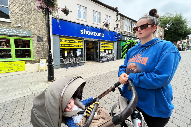 Lucy Howe, 26 anos, com seu filho Louis na Thetford High Street em Norfolk, leste da Inglaterra, em 5 de julho.