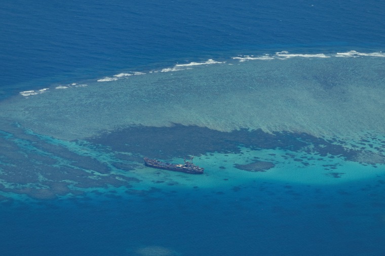 FOTO DO ARQUIVO: Vista aérea do contestado Second Thomas Shoal no Mar da China Meridional