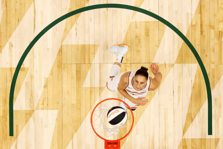 Taurasi do Phoenix Mercury assiste a bola 