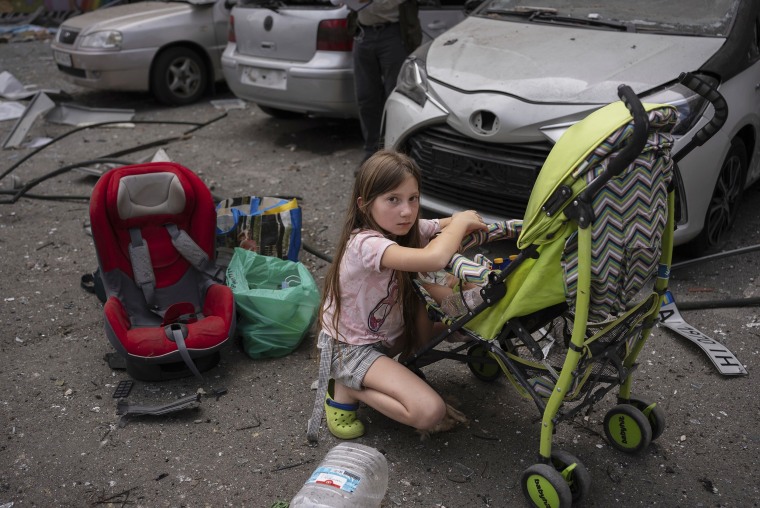 Um grande ataque com mísseis russos na Ucrânia matou pelo menos 31 pessoas e feriu 154 na segunda-feira, disseram autoridades, e um deles atingiu um grande hospital infantil na capital Kiev, onde equipes de emergência vasculharam os escombros em busca de vítimas. 