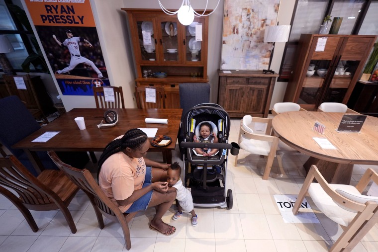 Image: family children baby cooling shelter