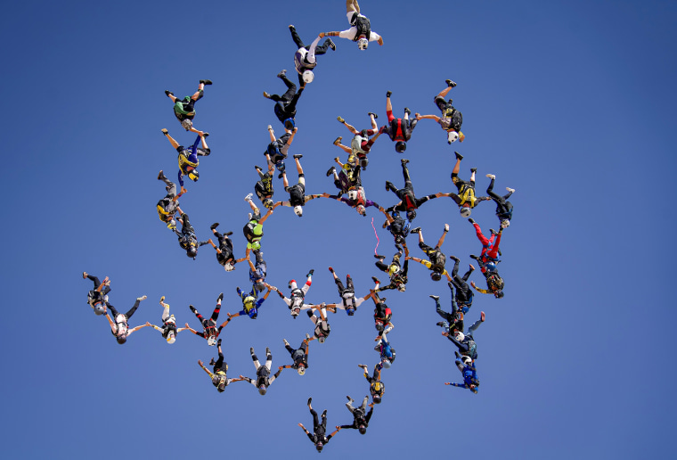 A chain on skydivers in the air.