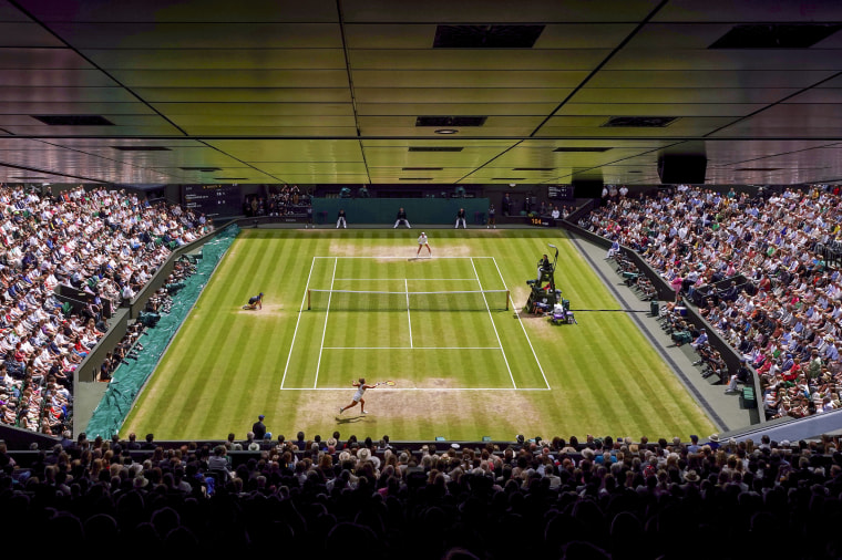 A general view of centre court and Jasmine Paolini against Barbora Krejcikova.