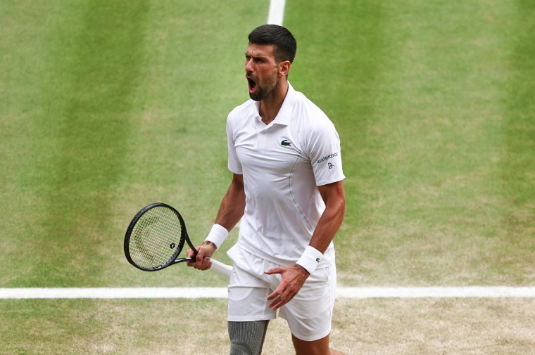 Novak Djokovic da Sérvia reage enquanto joga contra Carlos Alcaraz 