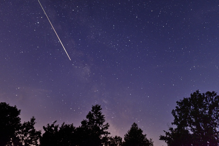 A "bintang jatuh" selama hujan meteor Perseid.