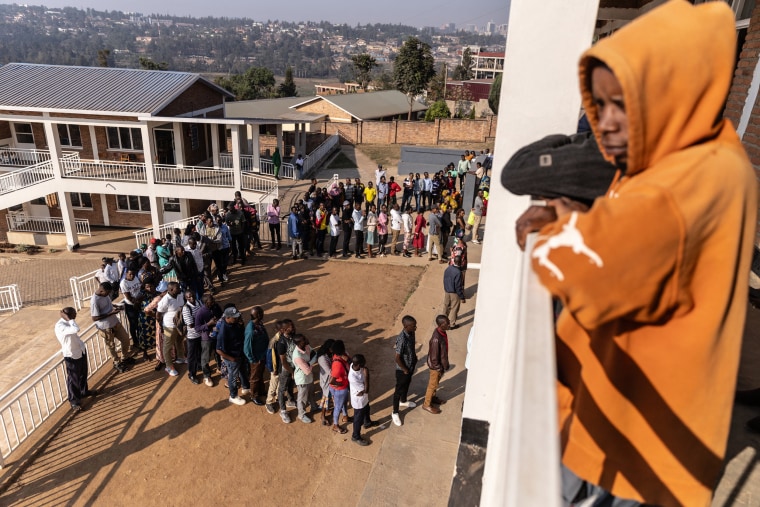 Milhões de ruandeses vão às urnas em 15 de julho de 2024, com o veterano presidente Paul Kagame pronto para uma vitória fácil sobre seus dois concorrentes aprovados e estender seu governo de punho de ferro por mais cinco anos. 