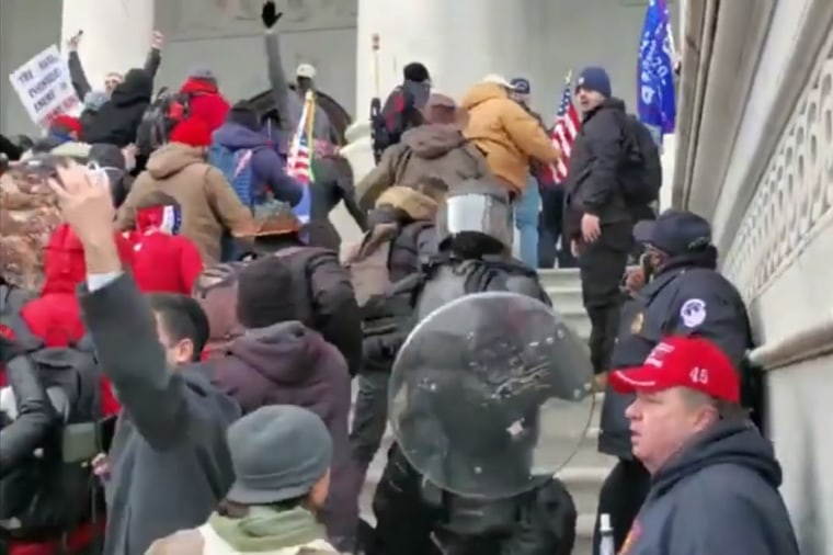 No centro superior da imagem, Tyler Dykes parece estar fazendo a saudação Sieg Heil