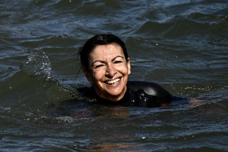 Anne Hidalgo swims in the Seine, in Paris