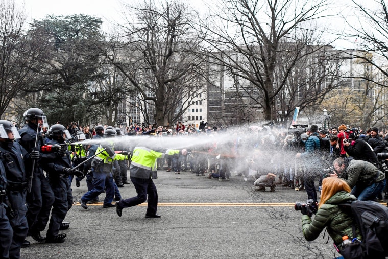   Polícia usa spray de pimenta contra manifestantes anti-Trump.