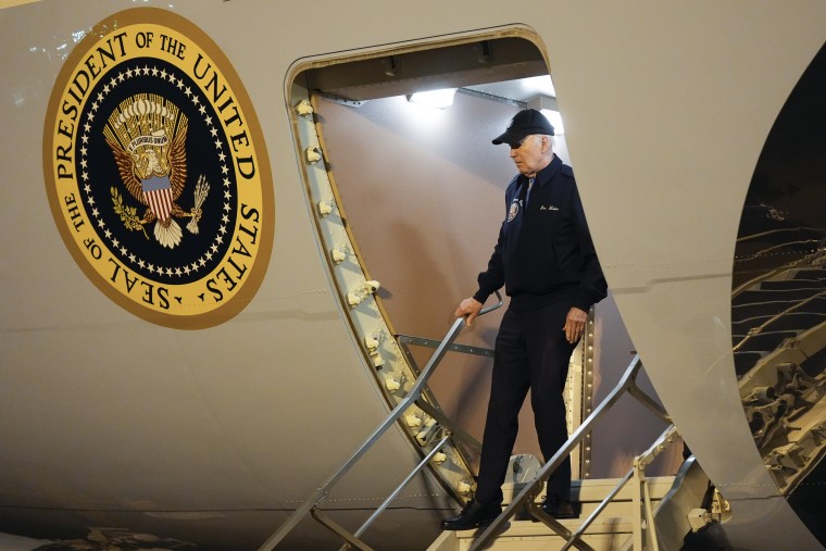 Imagen: El presidente Joe Biden baja las escaleras del Air Force One en Delaware.