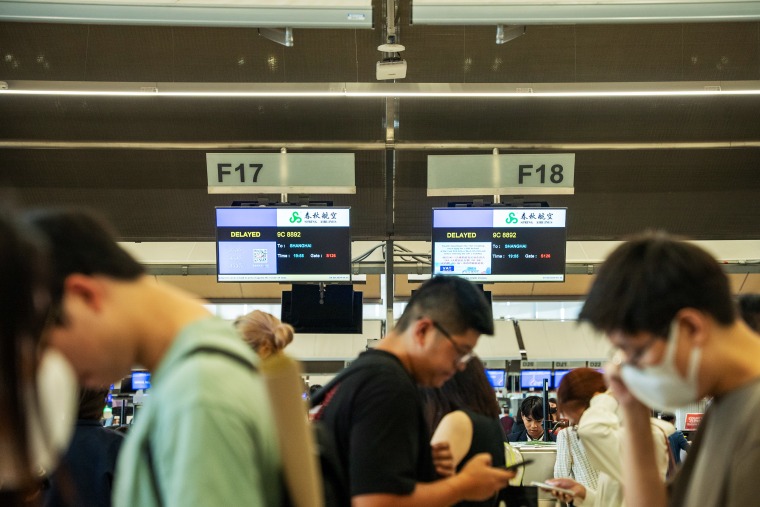 Các sân bay chật kín những hàng dài và màn hình xanh bị hỏng sau khi hủy chuyến và hoãn chuyến do sự cố CNTT toàn cầu