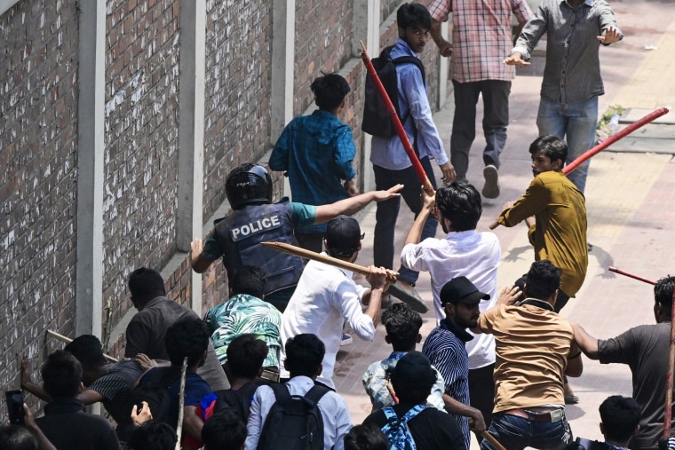 Estudantes de Bangladesh prometeram em 18 de julho continuar os protestos nacionais contra as regras de contratação de funcionários públicos, rejeitando o ramo de oliveira da primeira-ministra Sheikh Hasina, que prometeu justiça pelos sete mortos nas manifestações. 