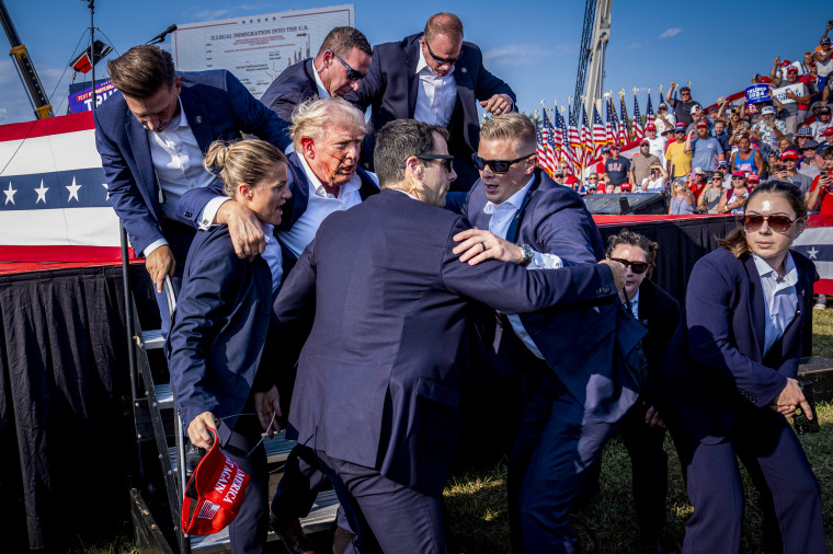 Agentes do Serviço Secreto dos EUA retiram Donald Trump do palco.