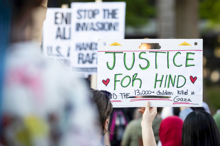 Uma placa que diz 'JUSTIÇA PARA HIND'.