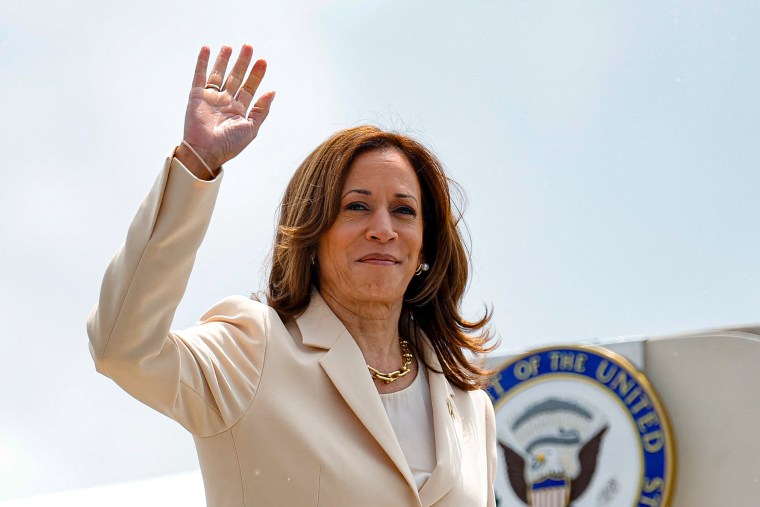 Kamala Harris melambaikan tangan