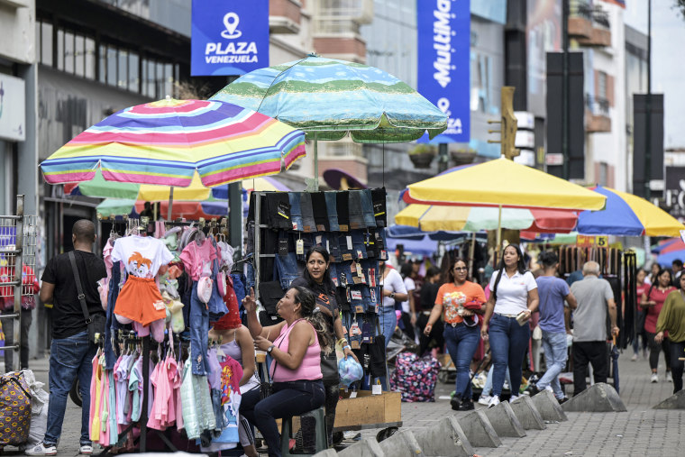 Image: venezuela business street workers shoppers