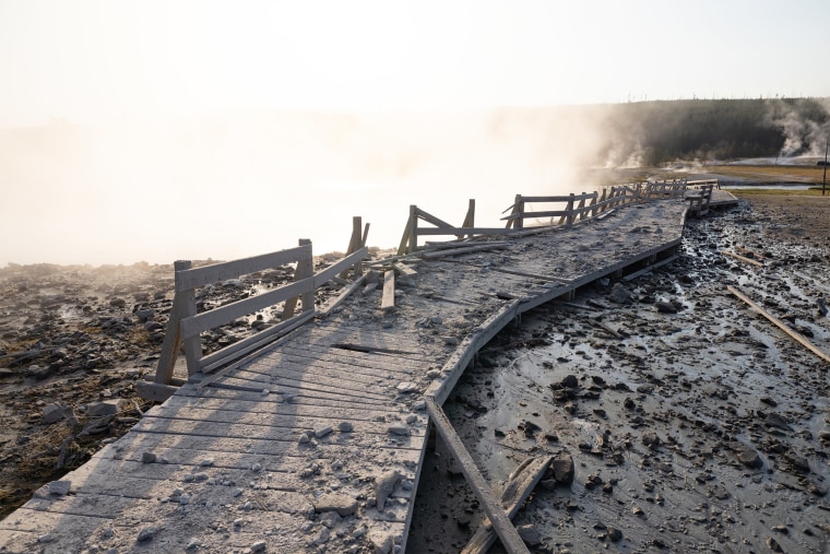 yellowstone hydrothermal explosion boardwalk