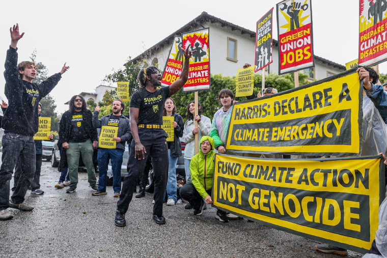 Movimento Sunrise protesta perto da casa da vice-presidente Kamala Harris