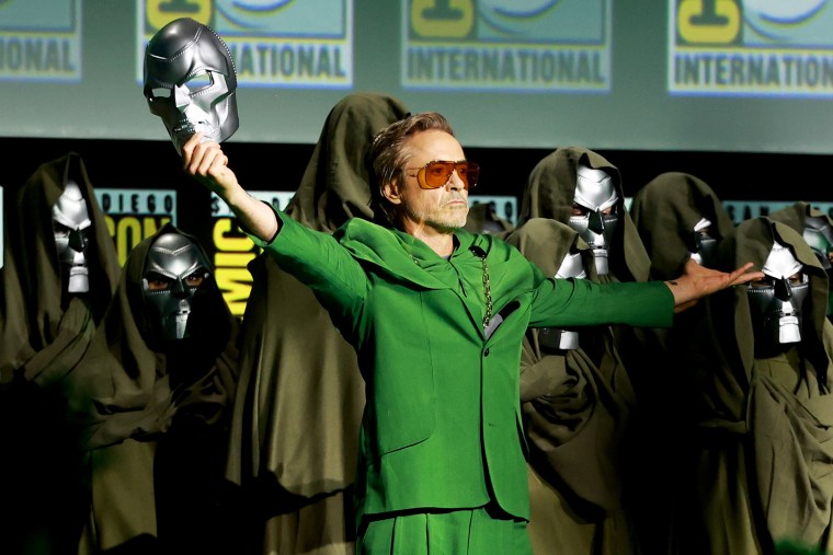 Robert Downey Jr. no palco da Comic-Con International de 2024 em San Diego, Califórnia, em 27 de julho de 2024 em San Diego, Califórnia.  