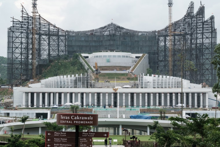 Presiden Indonesia Joko Widodo menghabiskan malam pertamanya di istana berbentuk elang di usulan ibu kota baru negara ini, Nusantara, menjelang pertemuan resmi pada hari Senin, saat pemimpin yang lengser itu berupaya meredakan kekhawatiran tentang proyek infrastruktur yang terkepung.