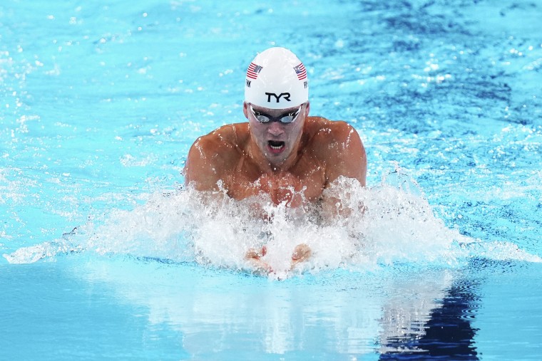 Nic Fink durante as eliminatórias dos 100 m peito masculino nos Jogos Olímpicos de Paris 2024.