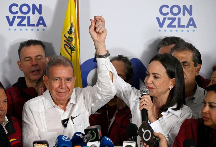 Calon presiden oposisi Edmundo Gonzalez Urrutia dan pemimpin oposisi Venezuela Maria Corina Machado