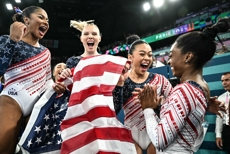 Image: US' Simone Biles and teammates celebrate