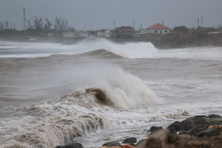 El huracán Beryl se refuerza a categoría 3 antes de azotar las costas de la  península de Yucatán