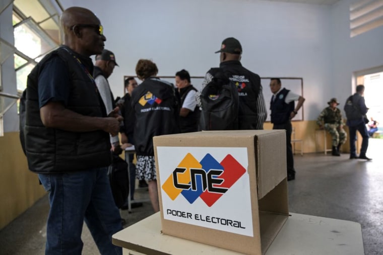 Observadores internacinoales visitan un colegio electoral en Caracas, Venezuela, el 26 de julio de 2024.
