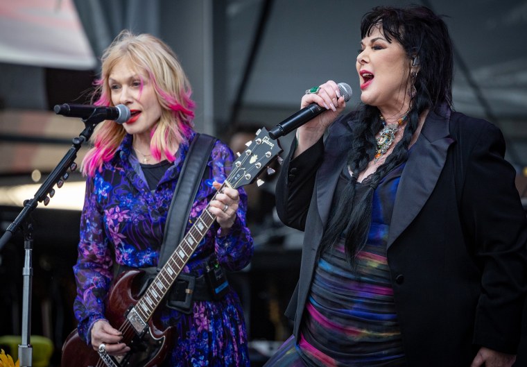 Nancy Wilson and Ann Wilson of Heart performing.