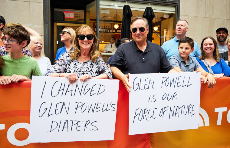 Os pais de Glen Powell na praça