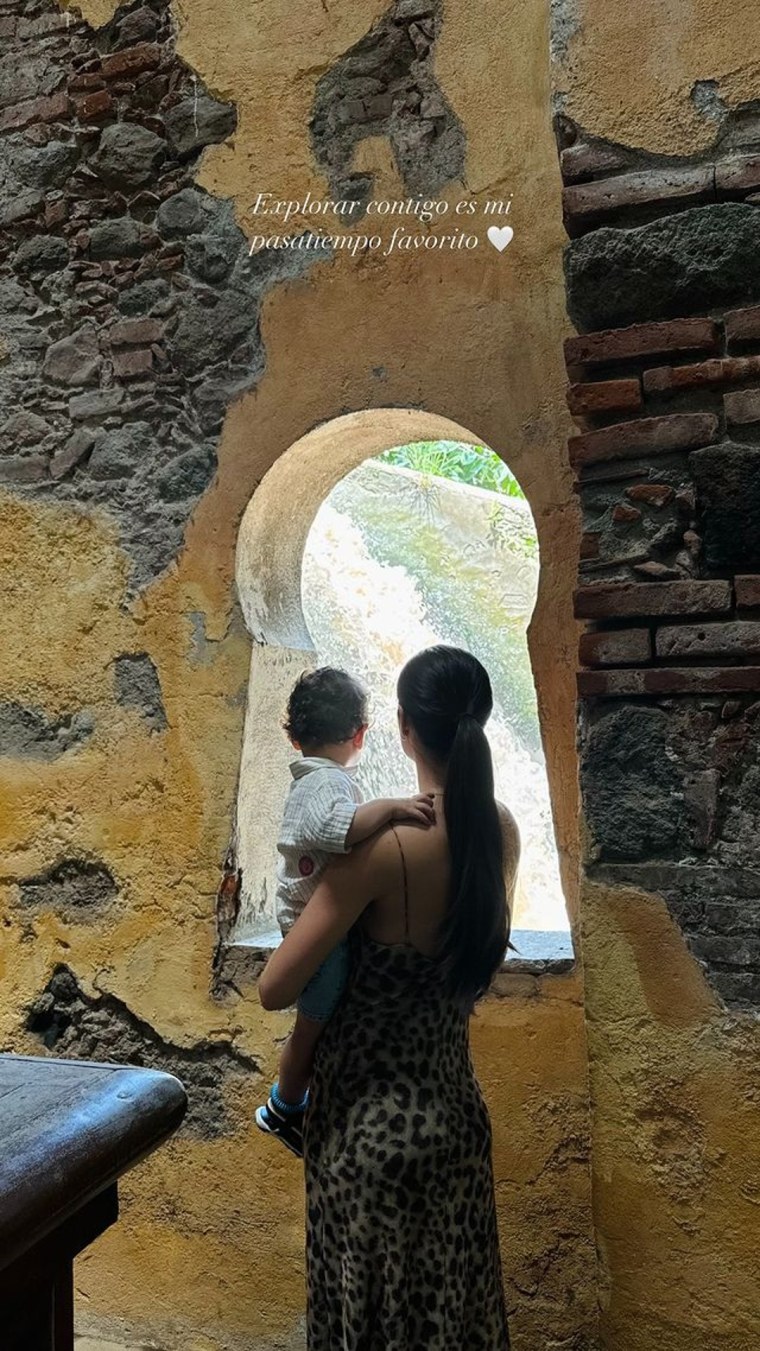 Nadia Ferreira con su hijo en una hacienda de Morelos, México