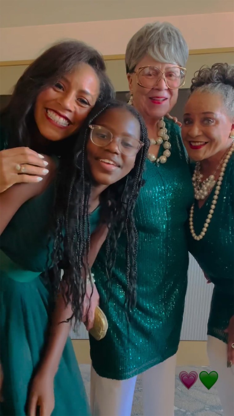 Sheinelle Jones com a filha Clara, a avó Josephine Vonceal Pace Brown e a mãe Sheila Kinnard em 2024.