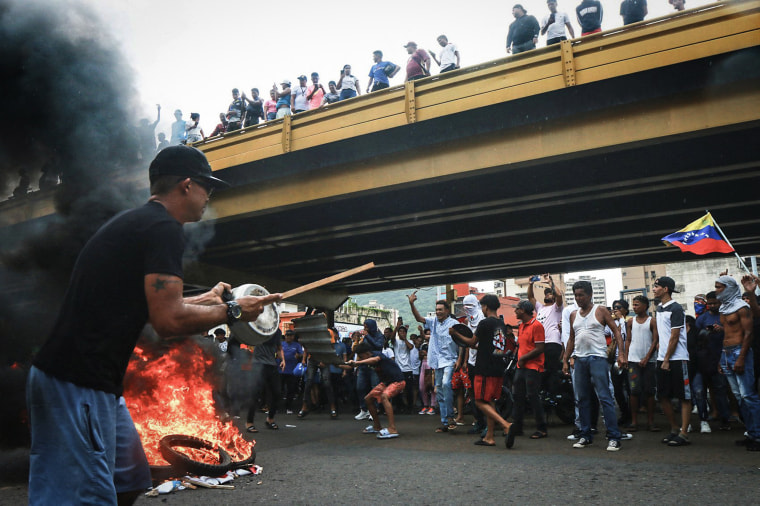 Manifestantes protestam contra os resultados das eleições na Venezuela em Puerto La Cruz, Venezuela, em 29 de julho de 2024