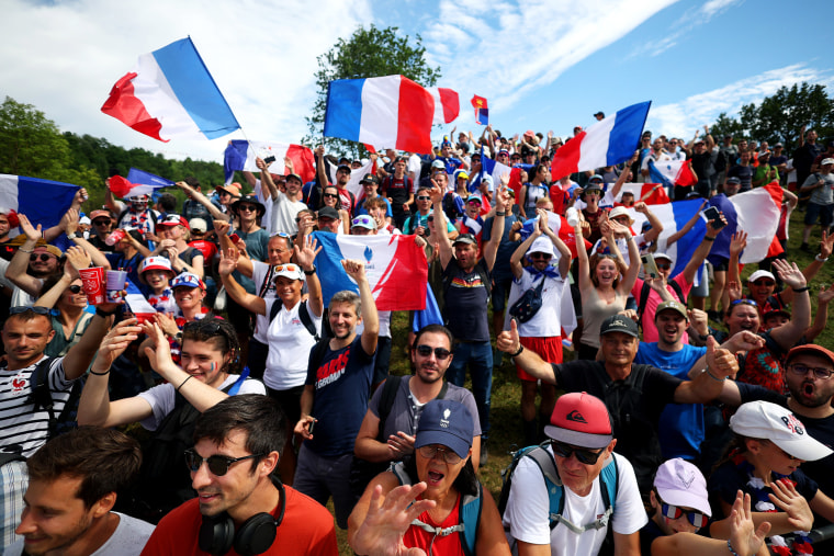 Fãs franceses vibram e comemoram durante a corrida da medalha de ouro no ciclismo cross-country feminino de mountain bike no segundo dia dos Jogos Olímpicos de Paris 2024 em Elancourt Hill, em 28 de julho de 2024 em Elancourt, França.