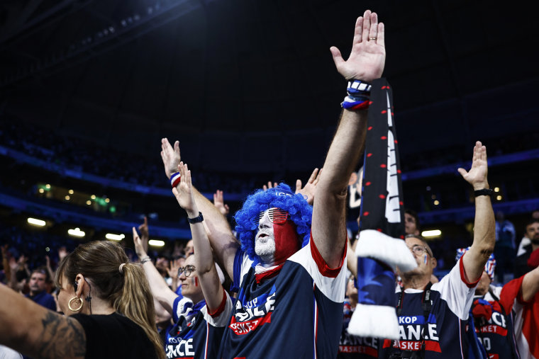 Torcedores comemoram durante a partida de basquete da França contra a Nigéria durante os Jogos Olímpicos de Paris 2024, no estádio Pierre-Mauroy em Villeneuve-d'Ascq, norte da França, em 1º de agosto de 2024.