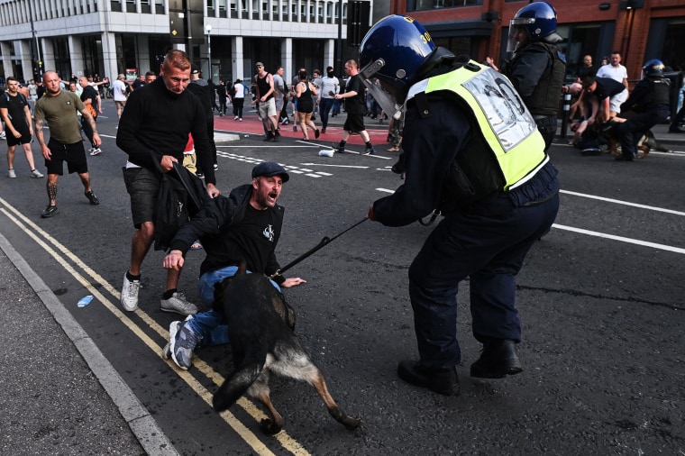 A polícia do Reino Unido preparou-se para protestos planeados de extrema-direita e outras manifestações neste fim de semana, depois de duas noites de agitação em várias vilas e cidades inglesas após um esfaqueamento em massa que matou três meninas.