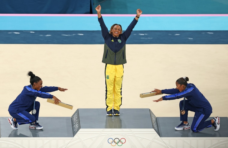 Medalhista de ouro Rebeca Andrade, centro, medalhista de prata Simone Biles, esquerda, e medalhista de bronze Jordan Chiles