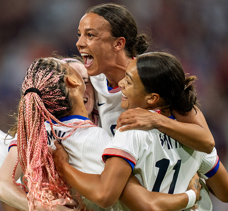 Trinity Rodman, à esquerda, Mallory Swanson, em cima, e Sophia Smith, à direita, comemoram um gol durante uma partida contra a Alemanha em 28 de julho de 2024 em Marselha, França. 