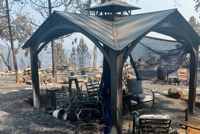 A propriedade de Ken Baker foi destruída no incêndio do parque. 