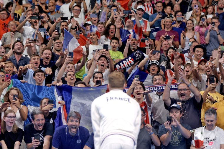 Fans cheer for Leon Marchand 