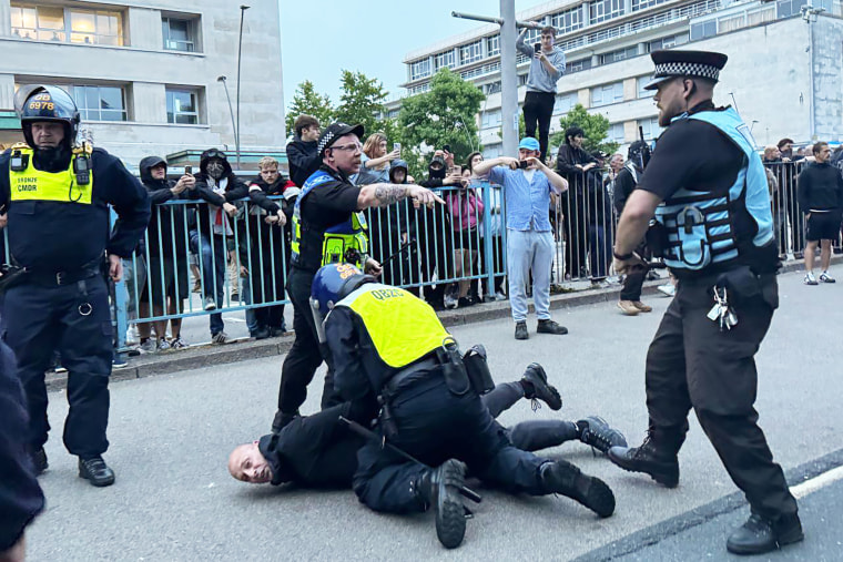 Police intervene against far-right protestors in Plymouth