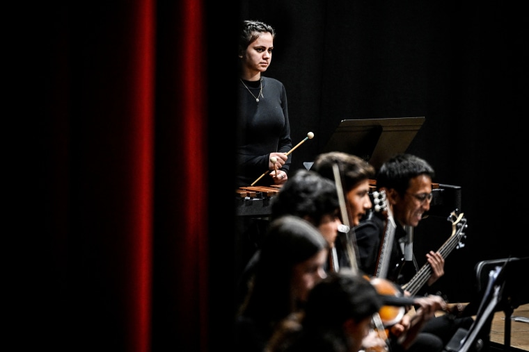 Um ano e meio depois de fugirem do Afeganistão, os 58 jovens músicos do Instituto Nacional de Música do Afeganistão iniciam uma nova vida em Braga, no norte de Portugal. 