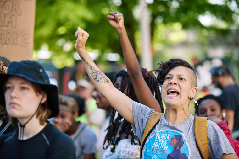 Imagem: protesto contra a morte de D'Vontaye Mitchell