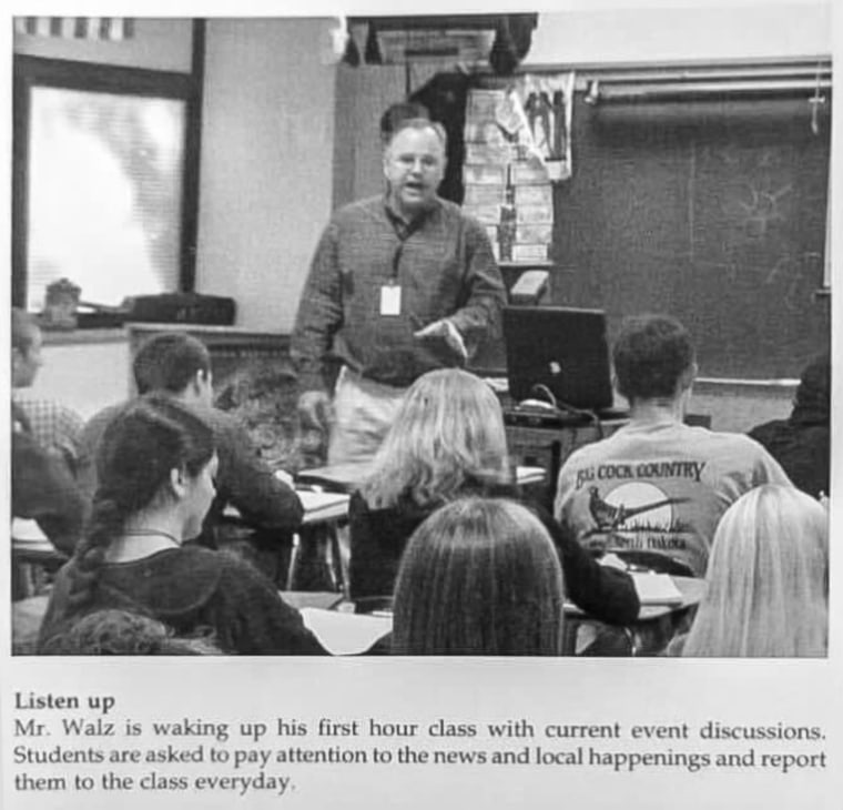 Foto dari buku tahunan Sekolah Menengah Atas Mankato West yang menampilkan Tim Walz.