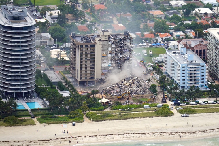 Entulho no Champlain Towers South Condo, em Surfside, Flórida